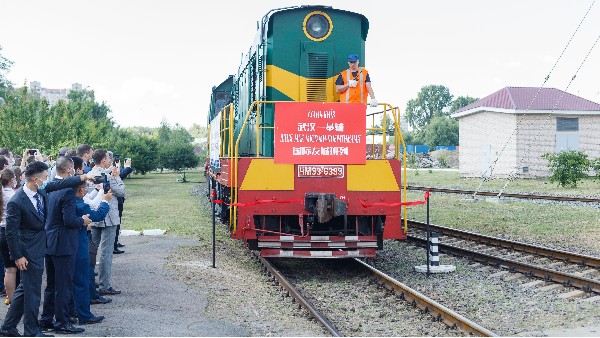 驻乌克兰大使范先荣出席“武汉—基辅”中欧班列接车仪式